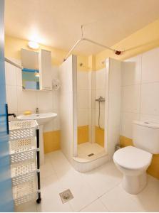 ein Badezimmer mit Dusche, Toilette und Waschbecken in der Unterkunft Sevasti Studios in Panormos Kalymnos + 28 Fotos