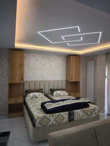 a bedroom with two beds and a ceiling at studio moderne in Tizi Ouzou