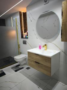a bathroom with a sink and a toilet and a mirror at studio moderne in Tizi Ouzou +7 photos