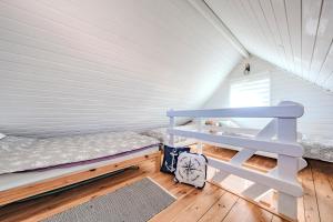 a tiny house with a bunk bed and a ladder at Nowoczesny domek z klimatyzacją i tarasem, blisko plaży Stegna House in Stegna