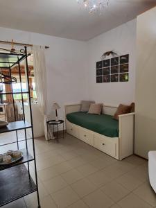 a bedroom with a green bed in a room at Agriturismo Tenuta Blueberry - Glicine in Varallo Pombia