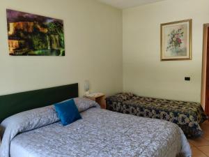 a bedroom with two beds and a painting on the wall at Casa Radiosa in Sora