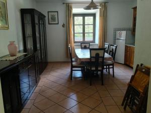 a kitchen and dining room with a table and chairs at Casa Radiosa in Sora