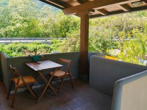 a table and chairs on a balcony with a view of trees at Casa Radiosa in Sora