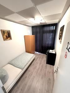 a small room with a bed and a closet at Monteurunterkunft Schlierbach in Schlierbach