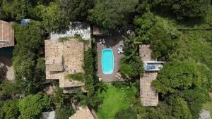 an overhead view of a yard with a blue car at Suites Guarda do Embau in Palhoça