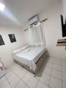 a bedroom with a bed and a window in a room at Hospedagem Sousa in Santa Inês
