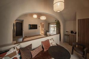 a living room with a bed and a table at Le Diez Boutique Hotel in Den Bosch