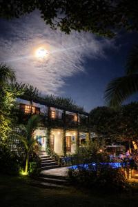 a house at night with the moon in the sky at Suites Guarda do Embau in Palhoça