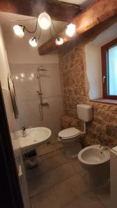 a bathroom with a sink and a toilet and a tub at Qui vive un sogno in Roccastrada +43 photos