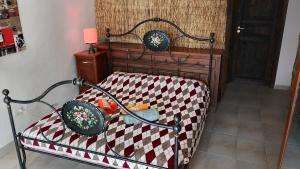 a bed with two baskets on top of it at Qui vive un sogno in Roccastrada