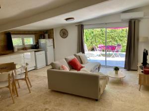 a living room with a couch and a table at Des roulottes en Provence in Barbentane