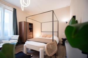 a bedroom with a bed with a large mirror at Vlt 901 in Brescia +51 photos
