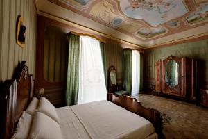a bedroom with a bed and a ceiling with a window at Roccamelia Experience in Mazara del Vallo