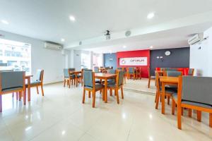 a dining room with wooden tables and chairs at Hotel Optimum in Pereira