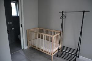 a crib in the corner of a bathroom with a shower at Burgvliet41 in Oostkapelle