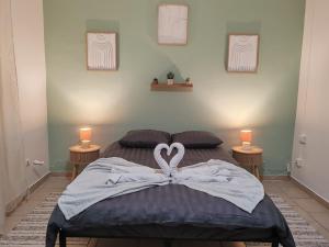 ein Schlafzimmer mit einem Bett mit einer Schleife darauf in der Unterkunft Le Maley in Dunkerque