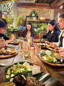 a group of people sitting at a table eating food at Hotel Casa Tarzan San Agustin in San Agustín +45 photos