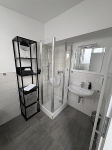 a bathroom with a shower and a sink at 247 Reside - Apartment SZ3 in Straubing +21 photos