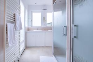 a bathroom with a shower and a sink at Gîte de l'Esplanade-18 min du Puy du Foù-Ventilateurs- Billard- Baby-foot-Fléchettes-Grande maison de bourg spacieuse de 200m2- Famille-Amis-Groupe in Pouzauges