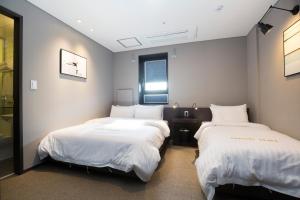 Postel nebo postele na pokoji v ubytování Grid Inn Hotel