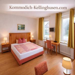 a bedroom with a bed and a desk and two windows at Hotel Restaurant Kommodich in Kellinghusen