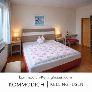 a bedroom with a bed and two tables and two lamps at Hotel Restaurant Kommodich in Kellinghusen