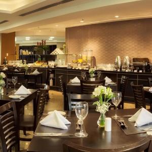 a restaurant with tables and chairs and a bar at 807 - Hotel & Residence Sol Alphaville Flat in Barueri