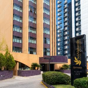 a large building with a sign in front of it at 807 - Hotel & Residence Sol Alphaville Flat in Barueri