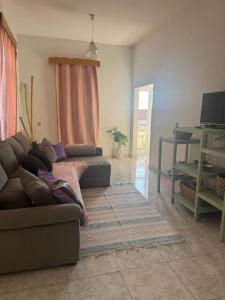 a living room with a couch and a table at Descanso imparcial in Prazeres