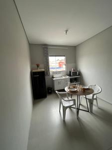 a small room with a table and chairs in it at 05 Studios centro,proximo a rodoviaria-itapeva sp in Itapeva
