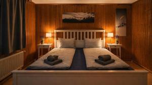 a bedroom with a bed with two pillows on it at CLOUD No3 Schweizer Chalet-Wohnung mit zentraler Klimaanlage in Matten