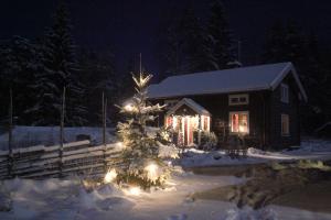 Rustika strandstugor utanför Rättvik semasa musim sejuk