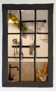 a window in a kitchen with some bread in it at El Arpa in El Chorro