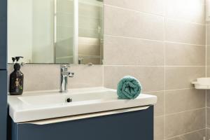 a bathroom with a sink and a mirror at Bon Repos - 2 chambres in Léguevin +22 photos