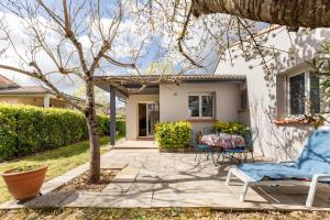 a patio with a table and chairs in front of a house at Bon Repos - 2 chambres in Léguevin