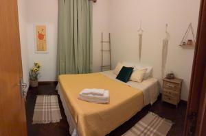 a bedroom with a bed with two towels on it at Descanso imparcial in Prazeres