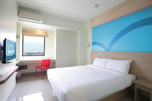 マニラにあるHop Inn Hotel Ermita Manilaのベッドと机と窓のある寝室