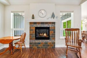 a living room with a fireplace and a table and chairs at Schweitzer & Dover Bay - Ski Lake Dine in Dover +25 photos