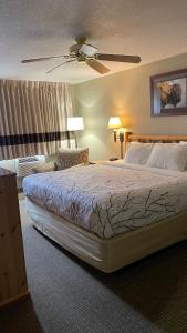 a bedroom with a bed and a ceiling fan at The Antler Lodge - Gardiner in Gardiner +30 photos