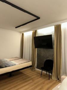 Un pat sau paturi într-o cameră la Villa Luca Free Garage Parking