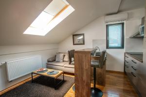 ein kleines Wohnzimmer mit Sofa und Schreibtisch in der Unterkunft UrbanStudio5 in Čakovec