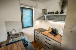 eine kleine Küche mit Arbeitsfläche und Spüle in der Unterkunft UrbanStudio5 in Čakovec