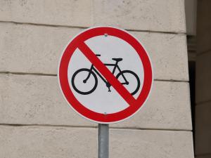 a no bike sign in front of a wall at Pensión Villa Mayer - Grupo Arcanos in Caldas de Reis
