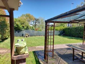a statue of a frog sitting in a yard at Casa con giardino in Cecina