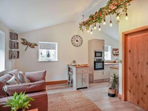 a living room with a couch and a kitchen at 1 Bed in Shepton Mallet oc-94296 in Pilton