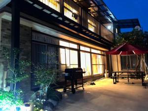 a patio with a piano and an umbrella at コテージ銚子百里 in Hasaki