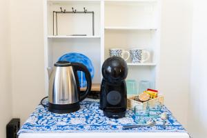 affeepot and a kettle on a table at Ria Apartment in Le Grazie