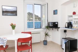 a kitchen and dining room with a table and chairs at Ria Apartment in Le Grazie