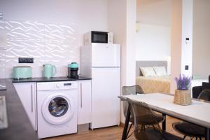 a kitchen and living room with a washer and dryer at Cantinho FF in Santana
